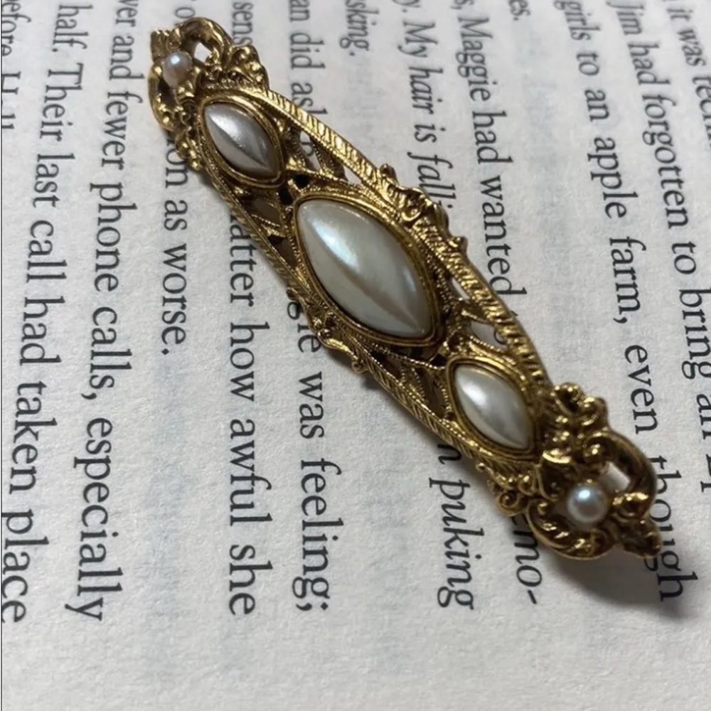 1928 Gold tone faux Pearl Bar Brooch